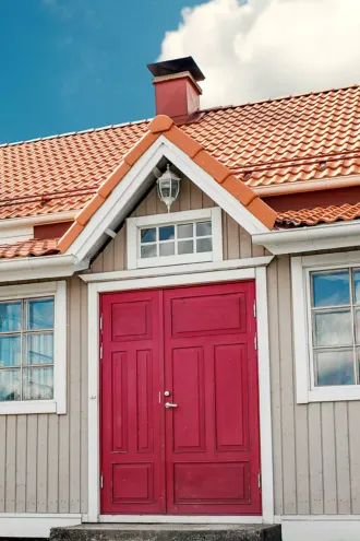 IMG - Ormax Savitiilenpunainen betonitiilikatto lähikuva harjakuistista -1000 px / 1500 px